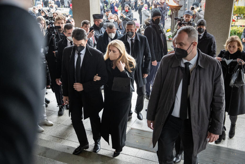 Pohreb speváka Miroslava Žbirku v pražskom krematóriu Strašnice. Na snímke Zuzana Čaputová a Juraj Rizman.