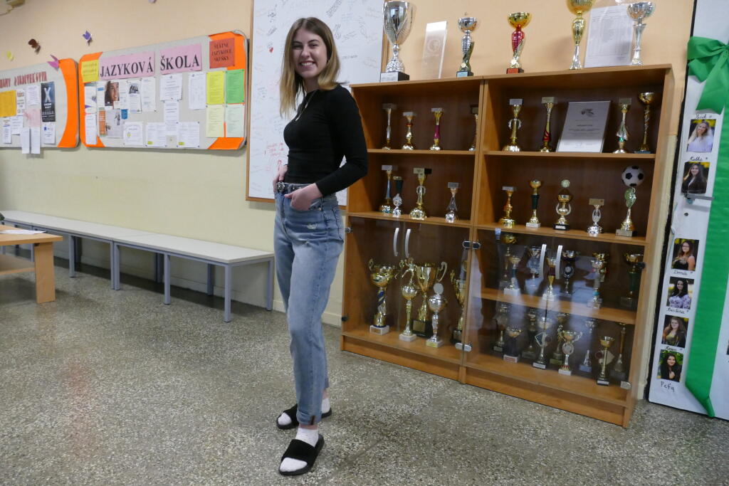 Devätnásťročná Adriana je fanúšičkou 90 rokov. Rifle s vysokým pásom a úsmev jej pristanú.