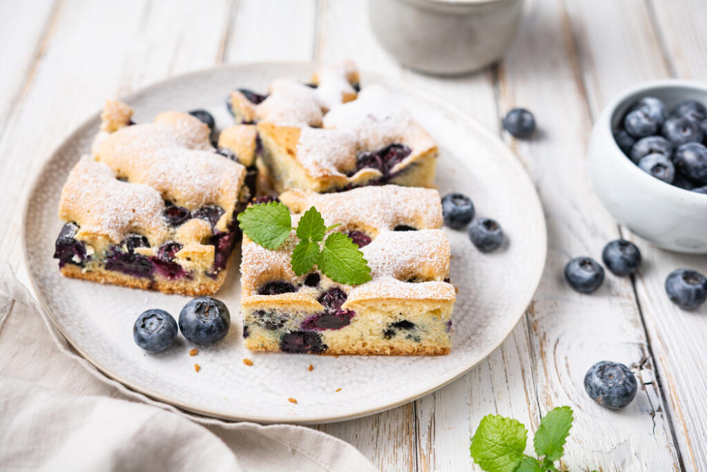 Delicious,And,Easy,Blueberry,Cake,Sprinkled,With,Powdered,Sugar