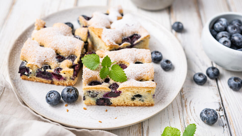 Delicious,And,Easy,Blueberry,Cake,Sprinkled,With,Powdered,Sugar