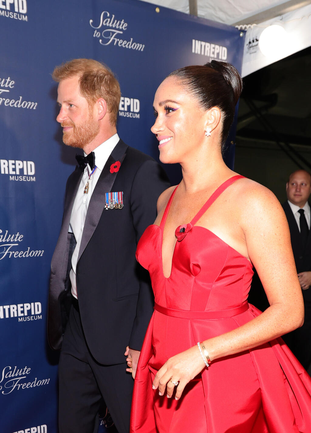 Meghan Markl zaujala v ohnivo červených šatách.