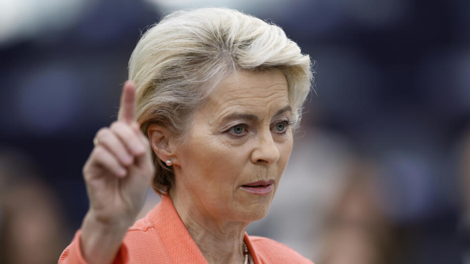 JB 13 Štrasburg - Predsedníčka Európskej komisie (EK) Ursula von der Leyenová gestikuluje počas prejavu o ruskej eskalácii vojnovej agresie na Ukrajine na plenárnom zasadnutí Európskeho parlamentu v Štrasburgu 5. októbra 2022. FOTO TASR/AP
European Commission President Ursula von der Leyen gestures as she speaks during a commission on Russia's escalation of its war of aggression against Ukraine, at the European Parliament, Wednesday, Oct. 5, 2022, in Strasbourg, eastern France. (AP Photo/Jean-F