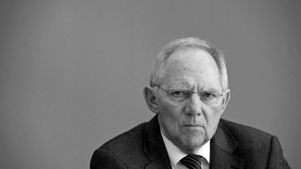 Vo veku 81 rokov zomrel v utorok večer nemecký politik Wolfgang Schäuble, ktorý pomohol vyrokovať zjednotenie Nemecka v roku 1990 a ako minister financií bol ústrednou postavou v snahe vytiahnuť eurozónu z dlhovej krízy. Oznámila to v stredu jeho rodina, informuje TASR podľa správ agentúr DPA a AP.