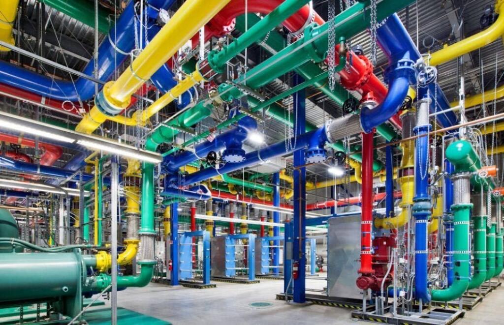 Na snímke chladiace rozvody dátového centra spoločnosti Google v Douglas County. Farebné odlíšenie pomáha pri prehliadke a servisných zásahoch.