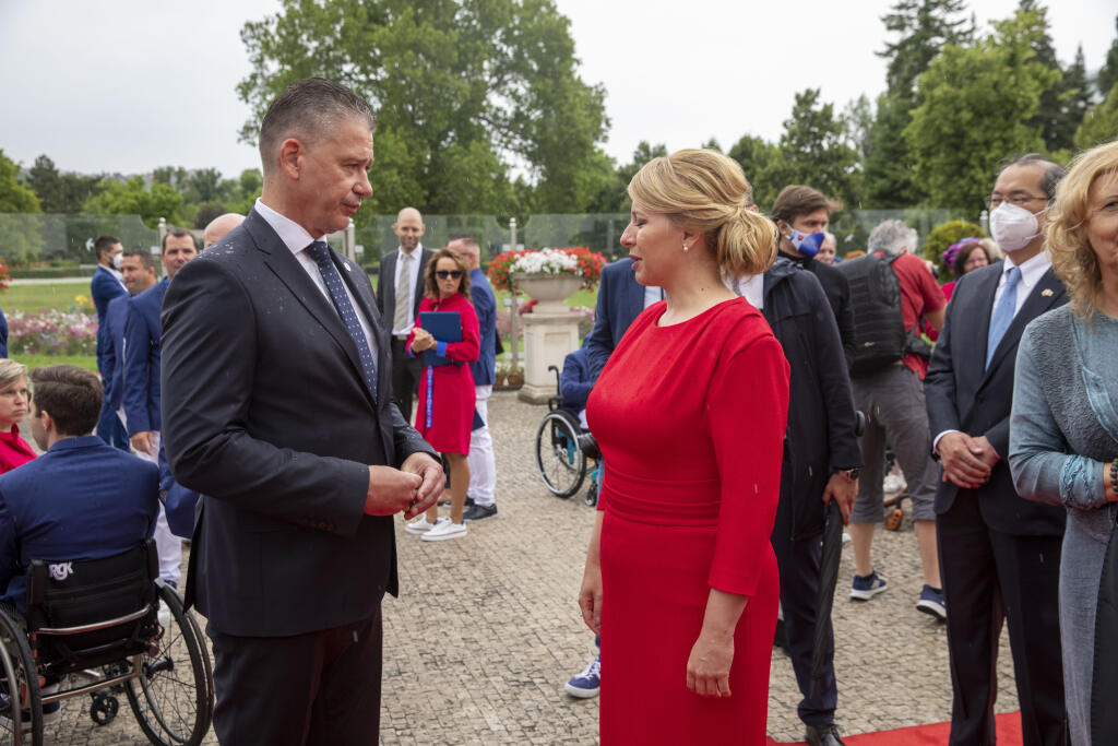 Čaputová prehodila pár slov aj s ministrom vnútra Mikulcom.