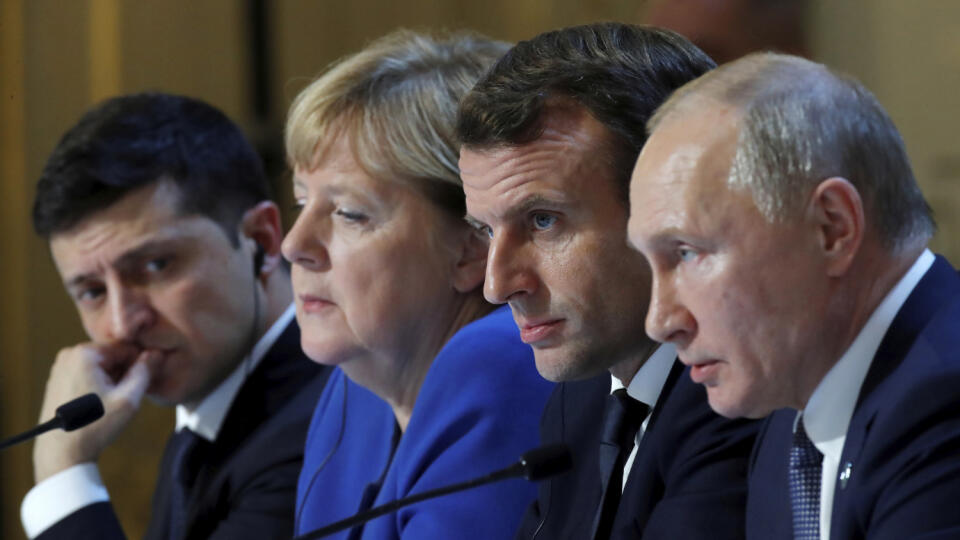 Von links: der ukrainische Präsident Wolodymyr Selenskyj, die deutsche Bundeskanzlerin Angela Merkel, der französische Präsident Emmanuel Macron und der russische Präsident Wladimir Putin während einer Pressekonferenz am 9. Dezember 2019 im Elysée-Palast in Paris.