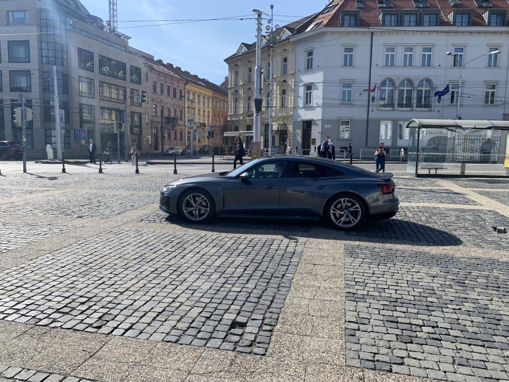 Na takomto luxusnom aute prišla Petra Vlhová do prezidentského paláca. Naša lyžiarka prezradila, že má rada rýchlu jazdu.