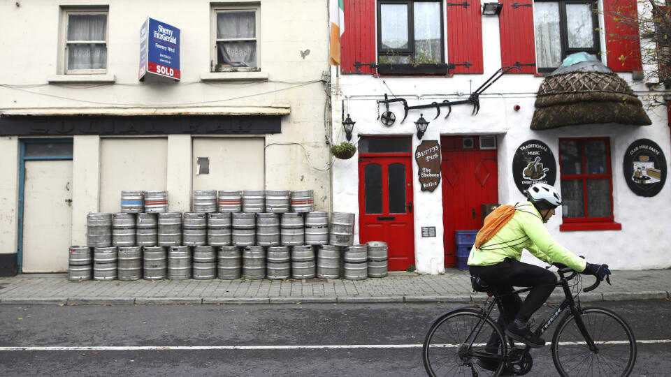 KK17 Ballina - Na snímke cyklista jazdí okolo zatvoreného baru v írskom meste Baillina 4. novembra 2020. Mesto Ballina je domovom predkov amerického prezidenta Joea Bidena. FOTO TASR/AP
A cyclist passes a closed bar in Ballina, west of Ireland, Wednesday, Nov. 4, 2020. Ballina is the ancestral home of US Presidential candidate Joe Biden. (AP Photo/Peter Morrison)