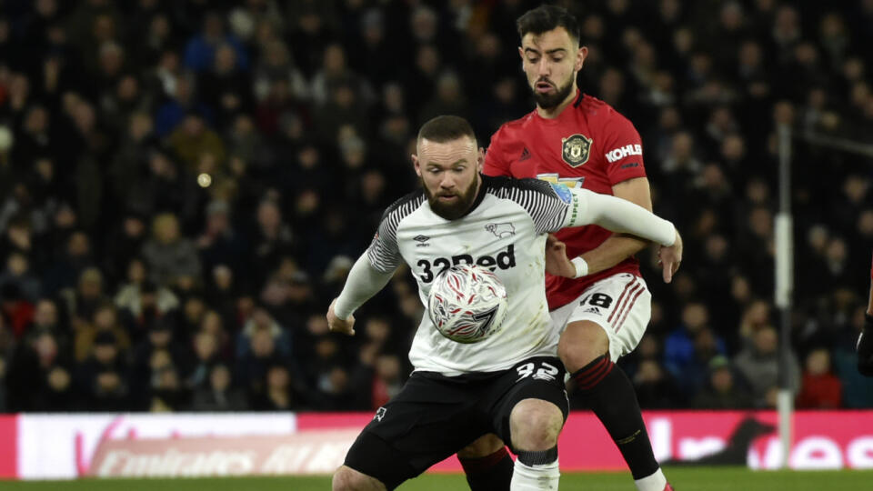 Anglický futbalista Wayne Rooney je nespokojný s postupom vlády a Anglickej futbalovej asociácie (FA) v súvislosti s opatreniami pre šírenie koronavírusu.