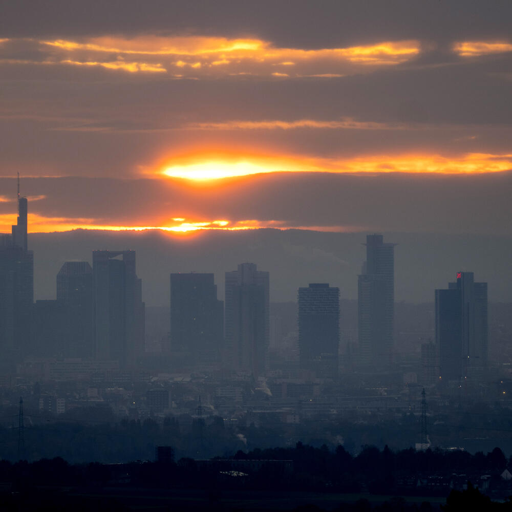 EBE 21 Frankfurt - Na snímke východ slnka medzi oblakmi nad budovami bankovej štvrte v nemeckom Frankfurte v piatok 25. novembra 2022.FOTO TASR/AP
The sun rises between clouds over the buildings of the banking district in Frankfurt, Germany, Friday, Nov. 25, 2022. (AP Photo/Michael Probst)
