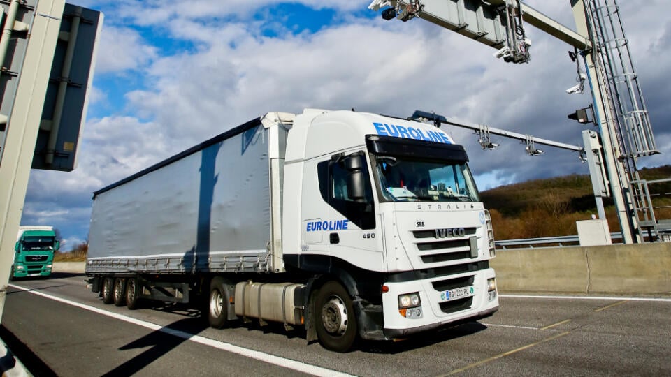 Na snimke system elektronickych dialnicnych znamok pre osobne motorove vozidla na slovenskych dialniciach.