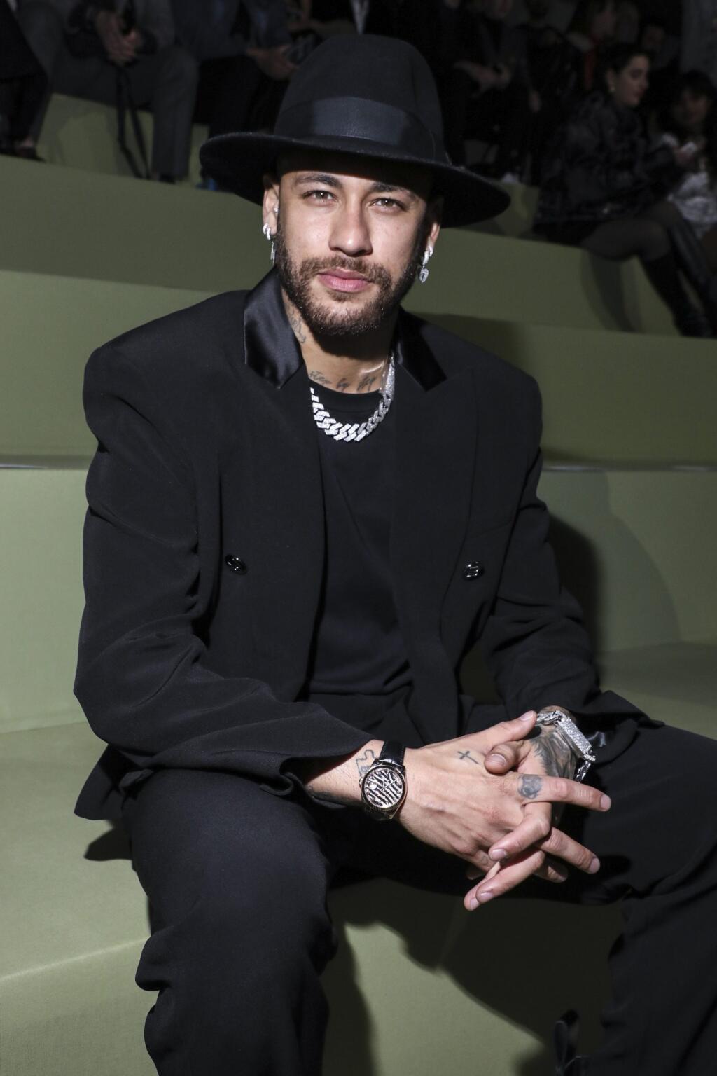 Brazílsky futbalista Neymar pózuje pred prehliadkou kolekcie luxusnej francúzskej značky Balmain pre sezónu jeseň/zima 2022 - 2023 v rámci týždňa módy v Paríži.