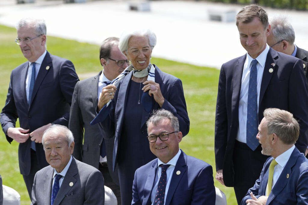 Prezidentka Európskej centrálnej banky Christine Lagardeová, uprostred, spolu s ďalšími ministrami financií krajín G7 a guvernérmi centrálnych bánk čakajú na skupinové fotografovanie zo stretnutia ministrov financií a guvernérov centrálnych bánk G7.