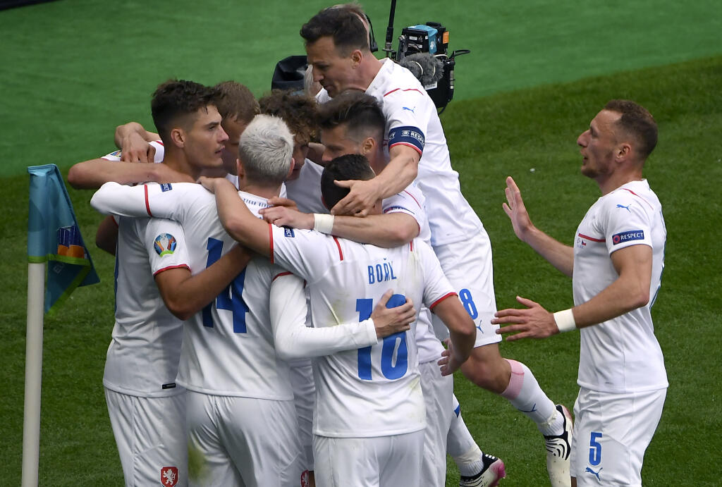 KK44 Glasgow - Český futbalista Patrik Schick (vľavo) sa teší zo svojho prvého gólu so spoluhráčmi počas zápasu základnej D-skupiny Škótsko - Česká republika na ME vo futbale 14. júna 2021 v Glasgowe. FOTO TASR/AP
Czech Republic's scorer Patrik Schick, left, and his teammates celebrate the opening goal during the Euro 2020 soccer championship group D match between Scotland and Czech Republic at Hampden Park stadium in Glasgow, Monday, June 14, 2021. (AP Photo/Andy Buchanan, Pool)