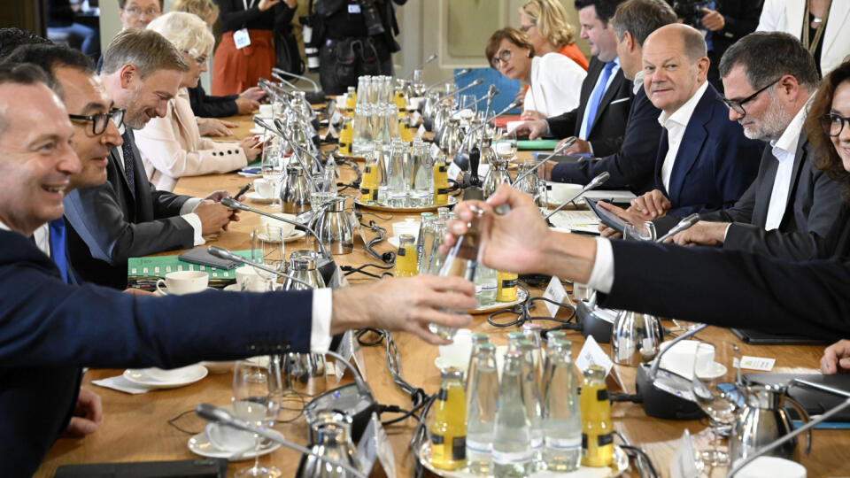 KK38 Meseberg - Nemecký kancelár Olaf Scholz (tretí vpravo), nemecký minister hospodárstva Robert Habeck (štvrtý vpravo), nemecký minister financií Christian Lindner a ďalší ministri na dvojdňovom zasadnutí vládneho kabinetu na zámku Meseberg 30. augusta 2022. FOTO TASR/AP
Chancellor Olaf Scholz, 3rd from right, Robert Habeck, Federal Minister for Economic Affairs and Climate Protection, finace minister Christian Lindner and the other ministers meet for a cabinet retreat on Aug. 30, 2022 at Sch