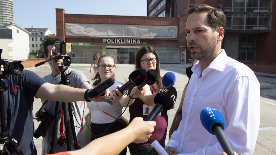 Na snímke starosta mestskej časti Bratislava-Nové Mesto Rudolf Kusý počas brífingu pred poliklinikou Tehelná 16. augusta 2022 v Bratislave. FOTO TASR - Pavel Neubauer