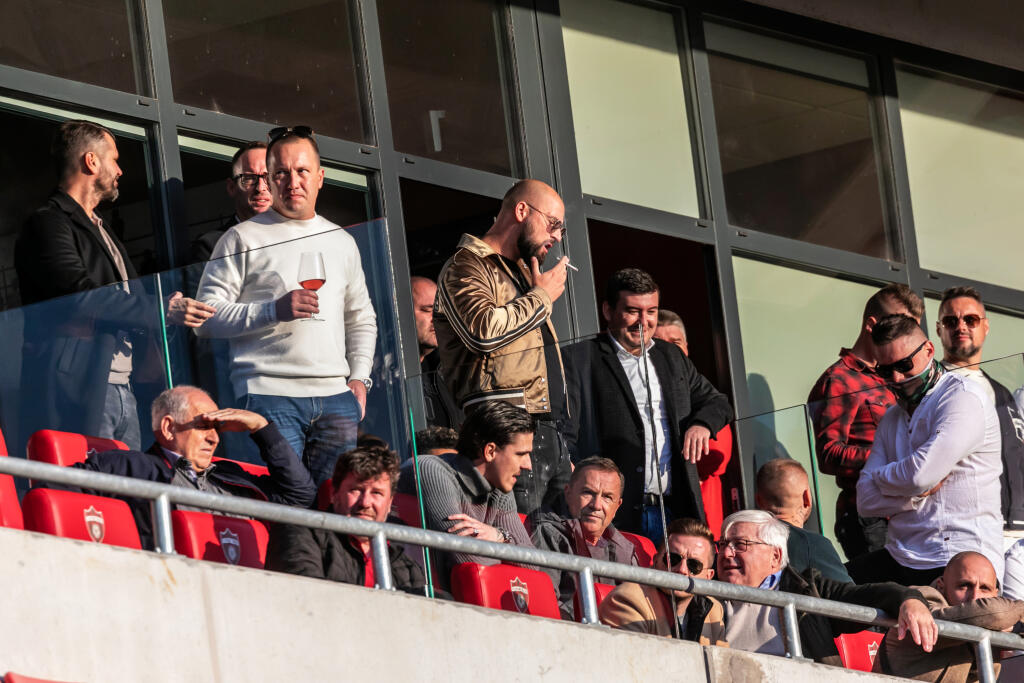 Na snímke je futbalový zápas medzi FC Spartak Trnava a ŠK Slovan Bratislava, ktorý sa skončil predčasne a fanúšikovia obidvoch táborov vnikli na hraciu plochu.