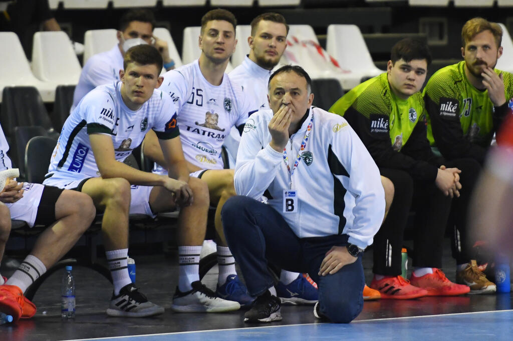 Na snímke lavička Tatranu Prešov, kľačí tréner Slavko Goluža v treťom zápase finále play off Niké Handball Extraligy mužov v hádzanej Tatran Prešov – MŠK Považská Bystrica.