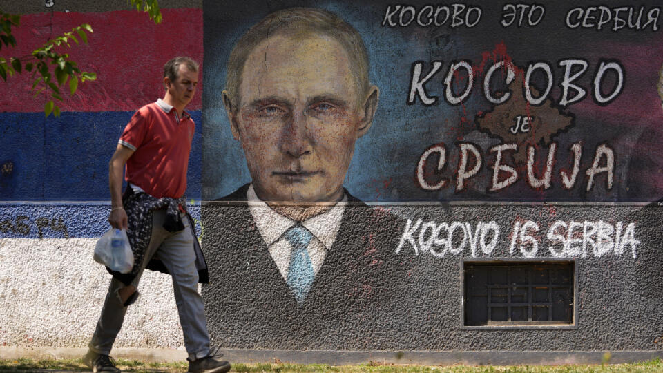 KK39 Belehrad - Muž prechádza okolo graffiti zobrazujúceho ruského prezidenta Vladimira Putina: