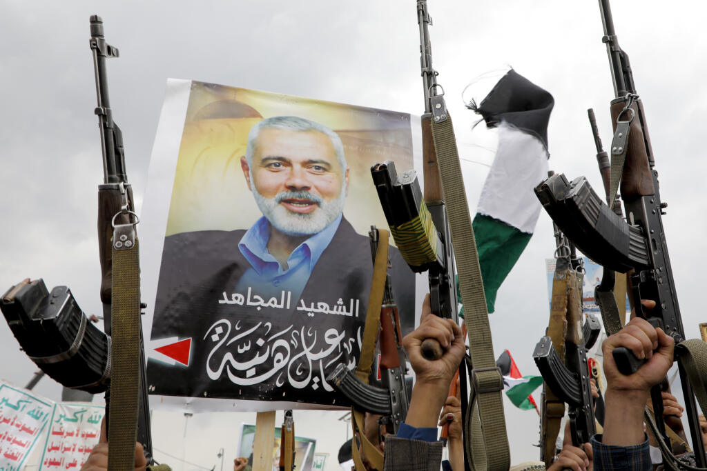 WA 3 Saná - Jemenskí demonštranti držia nad hlavami zbrane počas protestu na pamiatku zavraždeného veliteľa palestínskeho hnutia Hamas Ismaíla Haníju v jemenskej metropole Saná v piatok 2. augusta 2024. Haníju zavraždili v stredu v Teheráne, pričom deň predtým zabil izraelský útok v Bejrúte vysokého predstaviteľa libanonského hnutia Hizballáh Fuáda Šukra. Haníjova smrť bola jednou zo série vrážd vysokých predstaviteľov Hamasu v čase, keď sa vojna v Pásme Gazy medzi palestínskymi militantmi a Izr