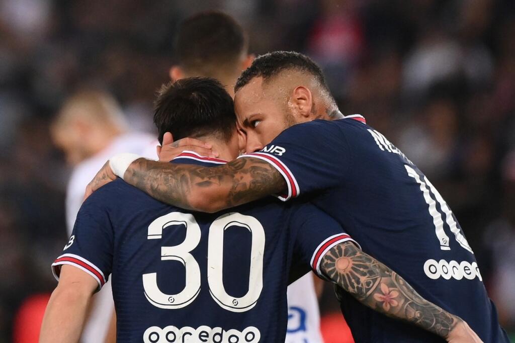 Nahnevaného Messiho sa snažil uchlácholiť Neymar.
