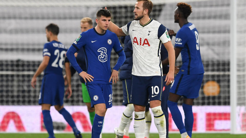 Futbalisti Tottenhamu Hotspur postúpili do štvrťfinále anglického Ligového pohára. V utorňajšom mestskom derby zdolali v osemfinále súťaže Chelsea Londýn 5:4 v rozstrele z jedenástich metrov. V riadnom čase sa duel skončil nerozhodne 1:1.