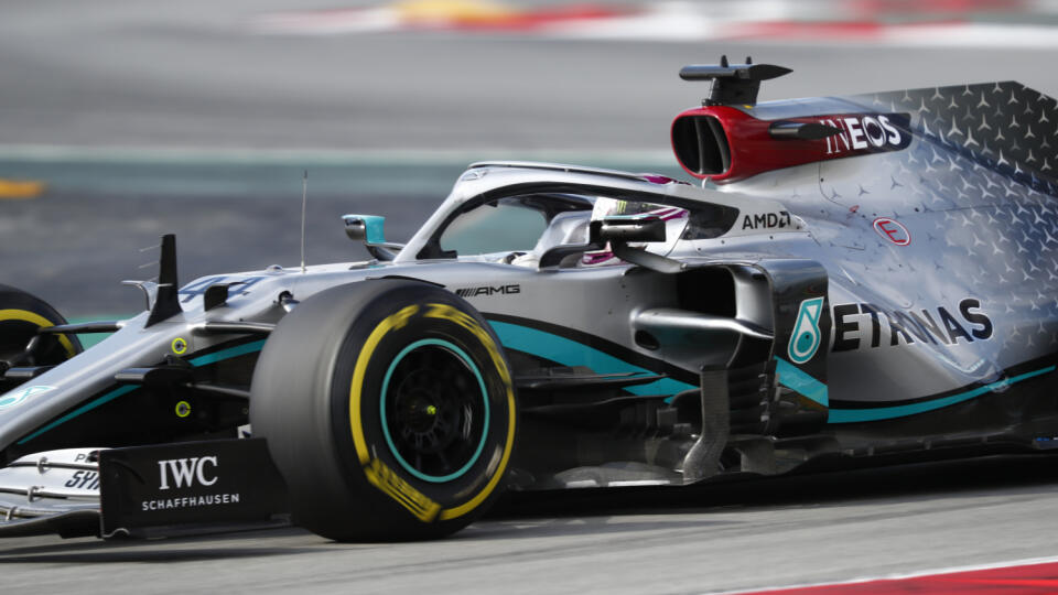 EBE 11 Montmeló - Na snímke britský pilot formuly 1 Lewis Hamiltpon na Mercedese počas testov pred novou sezónou F1 na okruhu Catalunya v Montmeló pri španielskej Barcelone 28. februára 2020. FOTO TASR/AP
Mercedes driver Lewis Hamilton of Britain steers his car during the Formula One pre-season testing session at the Barcelona Catalunya racetrack in Montmelo, outside Barcelona, Spain, Friday, Feb. 28, 2020. (AP Photo/Joan Monfort)