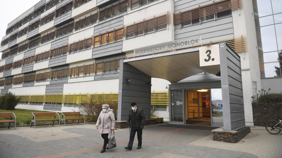 Na snímke starší pár s respirátorom vychádza z internististického monobloku Fakultnej nemocnice s poliklinikou (FNsP) J. A. Reimana v Prešove, kde sa od štvrtka 1. decembra poskytuje plne zabezpečená zdravotná starostlivosť. Vláda a lekárski odborári podpísali v stredu 30. novembra na Úrade vlády SR memorandum, ktoré rieši požiadavky lekárov v hromadných výpovediach. Obe strany veria, že je to začiatok spolupráce a krok k lepšiemu zdravotníctvu na Slovensku. Parlament krátko pred podpísaním memo