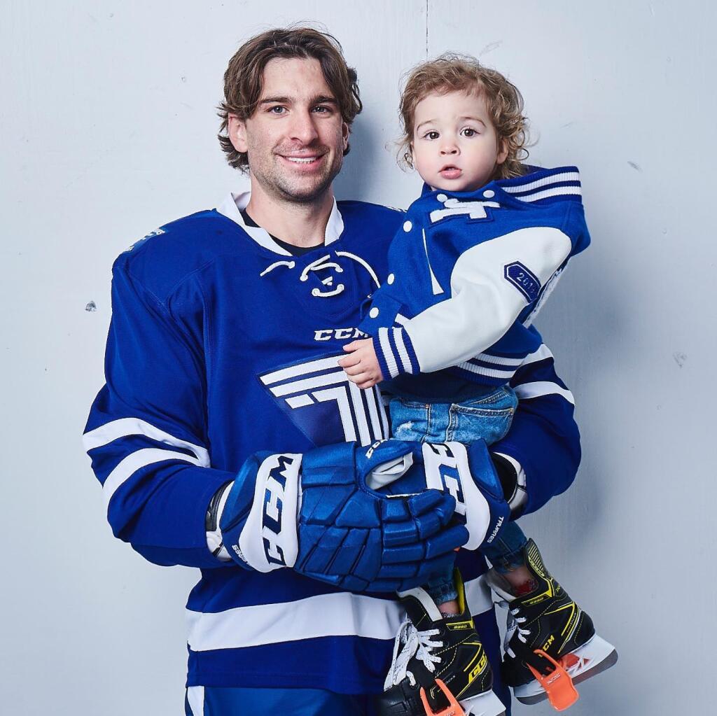 John Tavares je kapitánom tímu Toronto Maple Leafs, za ktorý hrá od roku 2018. V rokoch 2009 až 2018 hral za New York Islanders.