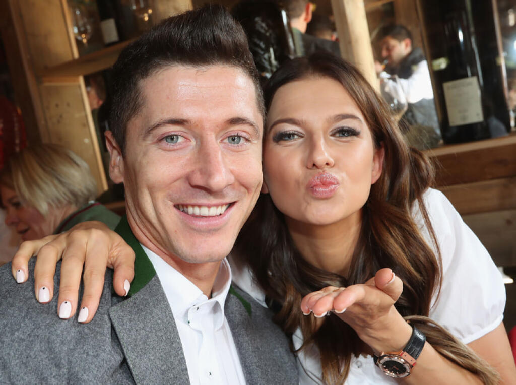 MUNICH, GERMANY - SEPTEMBER 23: Robert Lewandowski (R) and his wife Anna Lewandowska of FC Bayern Muenchen attend the Oktoberfest beer festival at Kaefer Wiesenschaenke tent at Theresienwiese on September 23, 2017 in Munich, Germany. (Photo by Alexandra Beier/Bongarts/Getty Images)