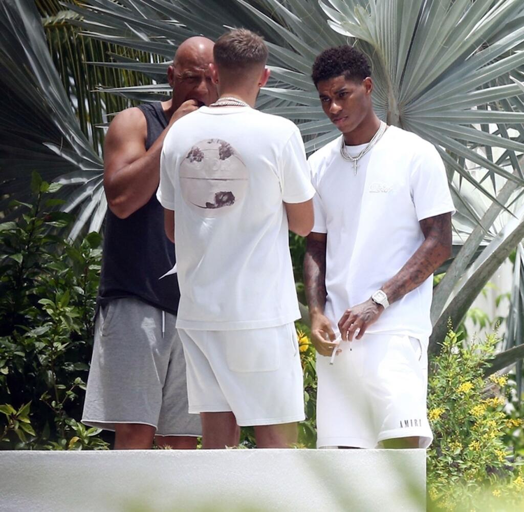 Marcus Rashford (vpravo) si na Bahamách lieči rany po neúspechu vo finále eura.