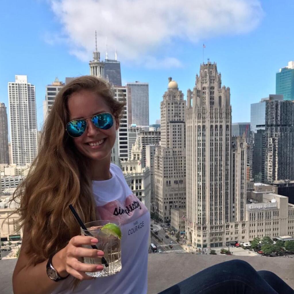 Jediná dcéra hokejovej legendy Dušana Pašeka Alexandra sa narodila v zámorí, keďže jej slávny otec tam v tom čase pôsobil.