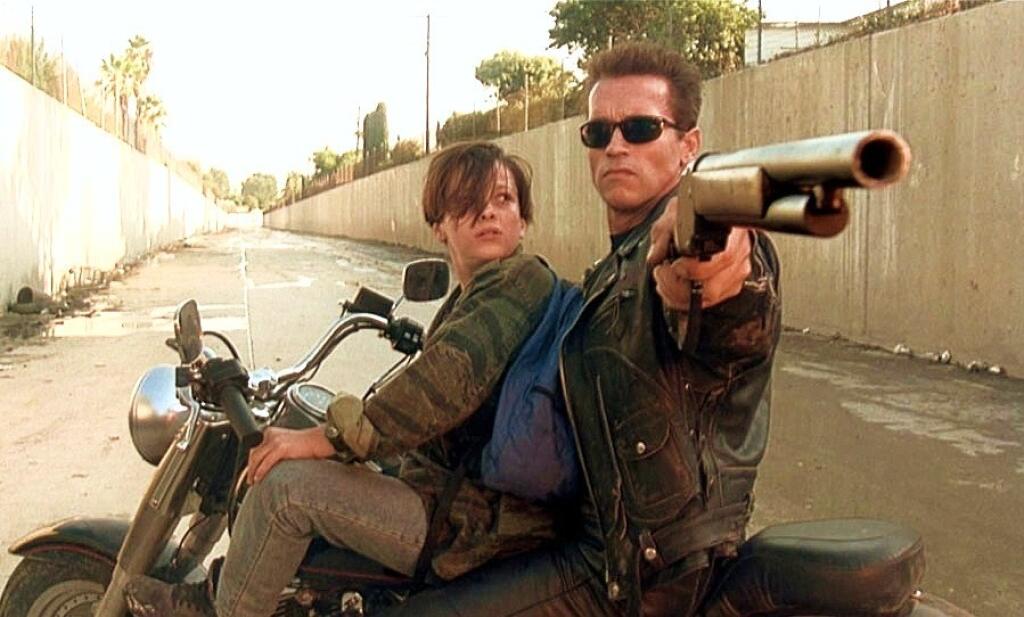 Terminátor 2 s Arnoldom Arnoldom Schwarzeneggerom a Edwardom Furlongom.