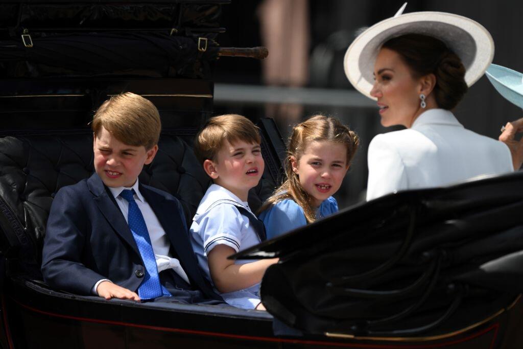 Deti vojvodkyne Kate a princa Williama vo štvrtok debutovali v koči na slávnosti Trooping the Colour.