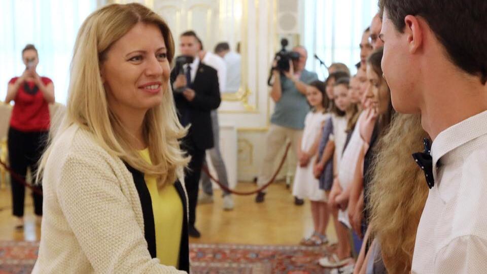 Zuzana Čaputová prijala v piatok v prezidentskom paláci študentov a študentky, ktorí uspeli v medzinárodnej súťaži Mladí reportéri pre životné prostredie.