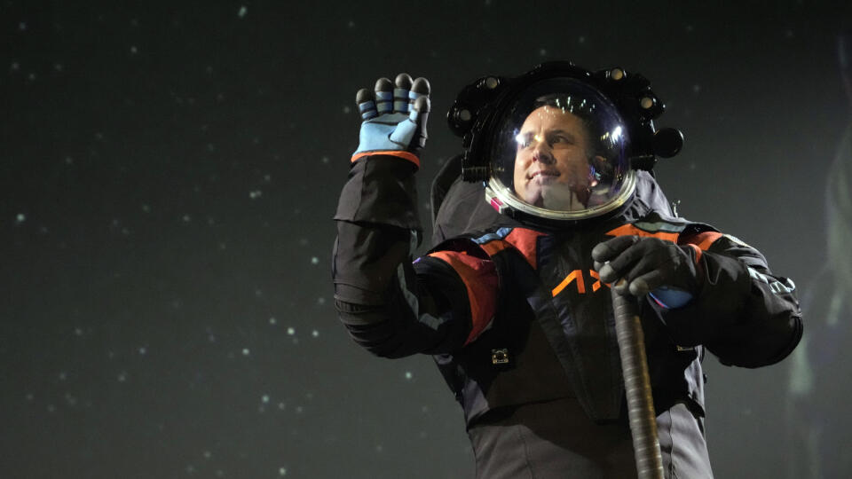 WA 43 Houston - Hlavný inžinier spoločnosti Axiom Space Jim Stein prezentuje prototyp skafandra, v ktorom budú astronauti chodiť počas pripravovaného a blížiaceho sa návratu ľudstva na Mesiac v americkom meste Houston v stredu 15. marca 2023. Skafander predstavil americký Národný úrad pre letectvo a vesmír (NASA). Pôvodne ho vyvíjala NASA sama, ale neskôr projekt posunula texaskej súkromnej spoločnosti Axiom Space. NASA dúfa, že aktualizovaný skafander bude pripravený na misiu Artemis III v roku