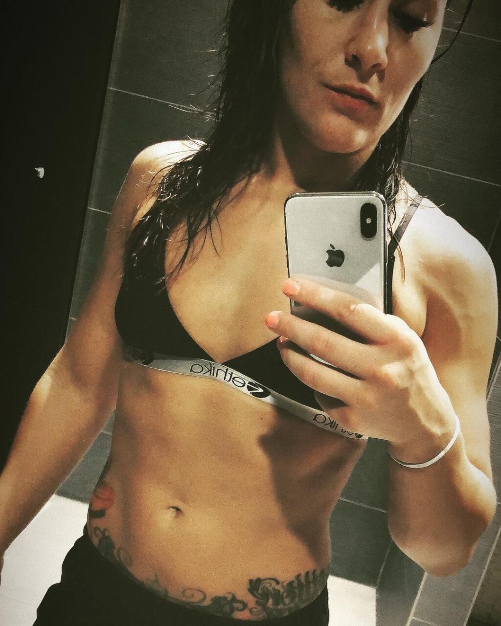Americká bojovníčka Jessica Eye rada vydráždi fantáziu svojich fanúšikov aj takýmito odvážnymi zábermi.