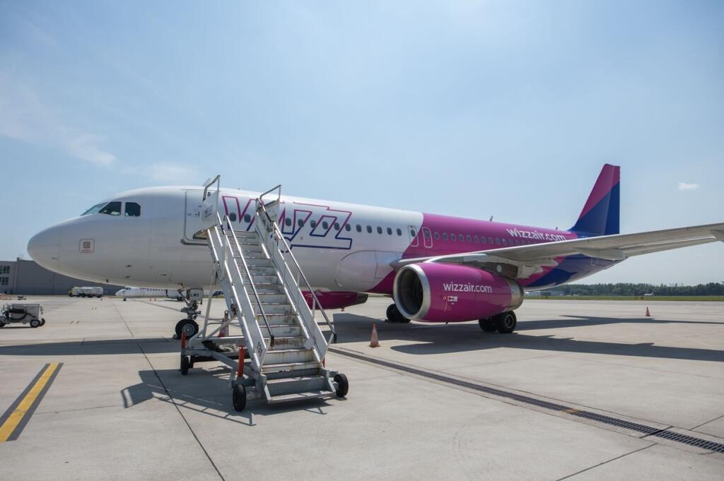 Lietadlo Wizz Air-u núdzovo pristálo v Budapešti, dostalo počas letu technickú poruchu. (Ilustračné foto)