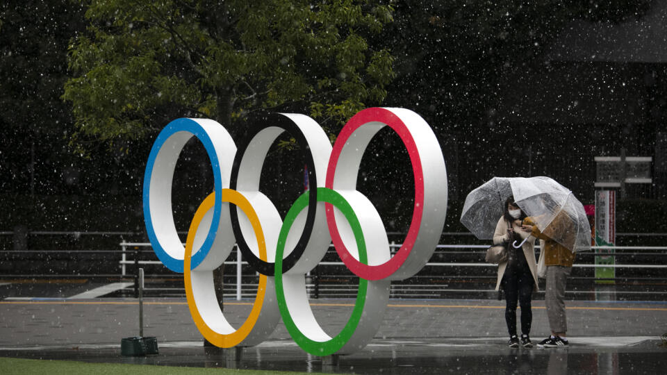 EBE 1 Tokio - Na snímke sneh padá na olympijské kruhy neďaleko nového Národného štadióna v japonskom Tokiu 14. marca 2020. FOTO TASR/AP
Snow falls on the Olympic Rings near the New National Stadium in Tokyo, Saturday, March 14, 2020. (AP Photo/Jae C. Hong)