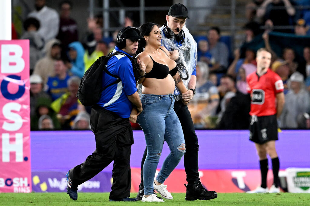 Javon Johansonová si užila svojich päť minút slávy na ragbyovom zápase v Austrálii. Samozrejme, aby ešte viac pútala pozornosť, na ihrisko vybehla bez trička. Pri zásahu ochrankára jej nechtiac vybehla bradavka.