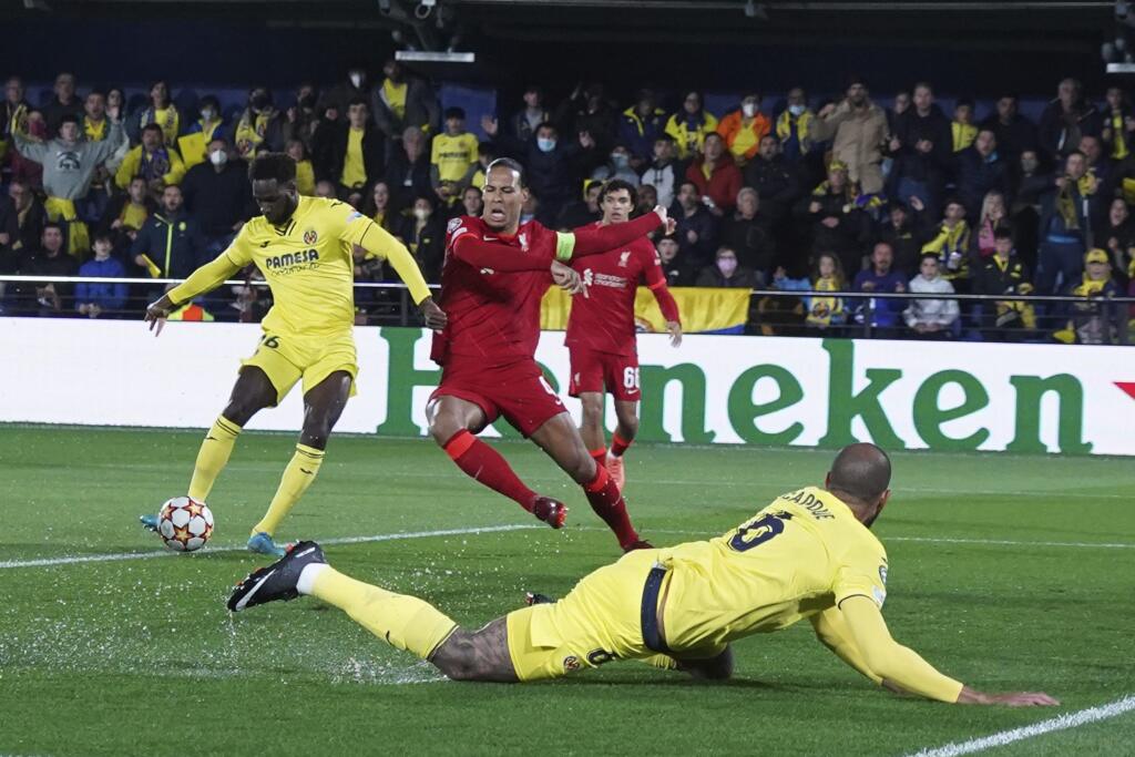 EBE 52 Villareal - Na snímke vľavo hráč Villarrealu Boulaye Dia strieľa úvodný gól v odvete semifinále Ligy majstrov vo futbale Villarreal CF - FC Liverpool na štadióne Ceramica v španielskom Villarreale v utorok 3. mája 2022. FOTO TASR/AP
Villarreal's Boulaye Dia, left, scores his side's opening goal during the Champions League semi final, second leg soccer match between Villarreal and Liverpool at the Ceramica stadium in Villarreal, Spain, Tuesday, May 3, 2022. (AP Photo/Alberto Saiz)