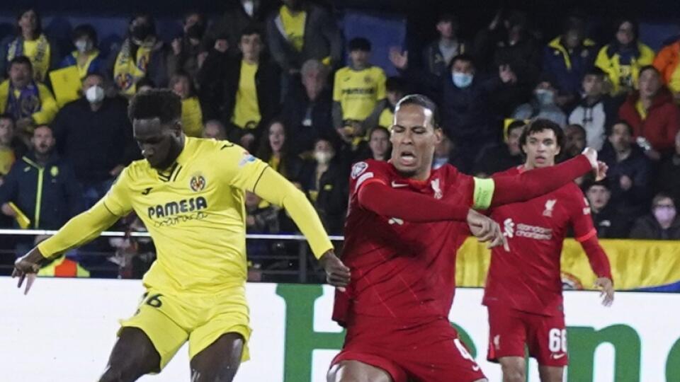 EBE 52 Villareal - Na snímke vľavo hráč Villarrealu Boulaye Dia strieľa úvodný gól v odvete semifinále Ligy majstrov vo futbale Villarreal CF - FC Liverpool na štadióne Ceramica v španielskom Villarreale v utorok 3. mája 2022. FOTO TASR/AP
Villarreal's Boulaye Dia, left, scores his side's opening goal during the Champions League semi final, second leg soccer match between Villarreal and Liverpool at the Ceramica stadium in Villarreal, Spain, Tuesday, May 3, 2022. (AP Photo/Alberto Saiz)