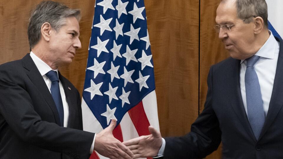JB 41 Ženeva - Americký minister zahraničných vecí Antony Blinken (vľavo) si podáva ruku so svojím ruským rezortným partnerom Sergejom Lavrovom pred ich stretnutím v Ženeve 21. januára 2022. Ruský minister zahraničných vecí Sergej Lavrov v piatok v Ženeve po rokovaniach s americkým rezortným kolegom Antonym Blinkenom vyhlásil, že Rusko sa ústami svojich oficiálnych predstaviteľov Ukrajine nikdy nevyhrážalo. FOTO TASR/AP
Secretary of State Antony Blinken greets Russian Foreign Minister Sergey L