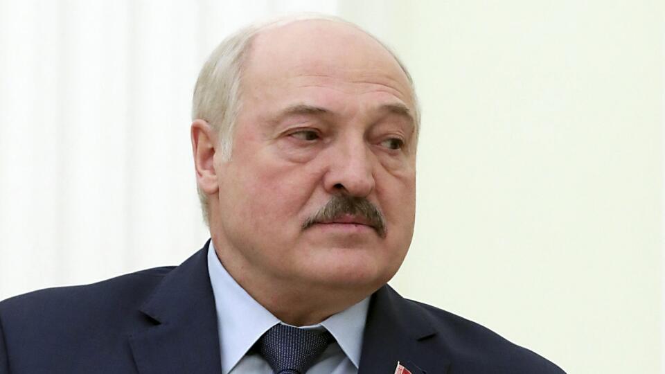 PK 35 archív Moskva - Na archívnej snímke z 11. marca 2022 bieloruský prezident Alexandr Lukašenko počúva ruského prezidenta Vladimira Putina počas stretnutia v Moskve. Lukašenko, ktorý Rusku umožnil využiť územie svojej krajiny na inváziu na Ukrajinu, v piatok 18. marca 2022 vyhlásil, že nemá v úmysle umiestniť ruské jadrové zbrane v Bielorusku. FOTO TASR/AP
Belarusian President Alexander Lukashenko listens to Russian President Vladimir Putin during their meeting in Moscow, Russia, Friday, Mar