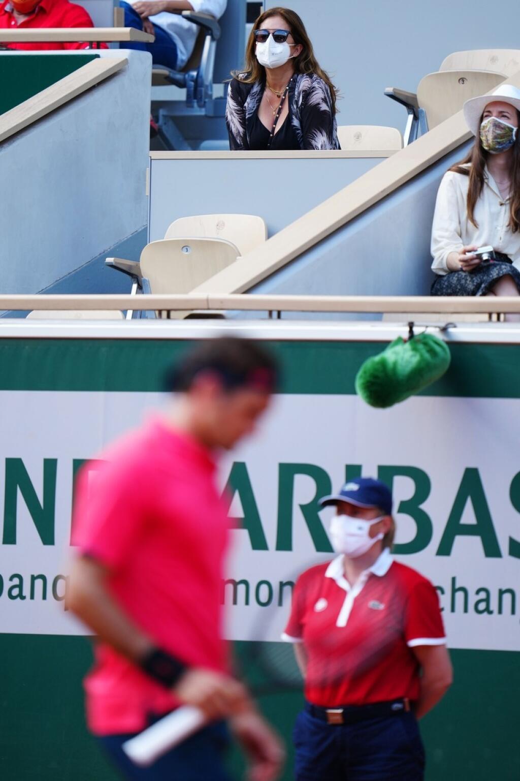 Od vypuknutia pandémie sa Mirka na verejnosti ukázala len zopárkrát, navyše na tenis nemala dôvod chodiť, keďže jej manžel bol rok mimo kvôli zraneniu a dvom operáciám. Paparazzi fotografi či fanúšikovia ju zachytili len na dovolenke na jachte známeho miliardára, či na reklamnej akcii, na ktorej sprevádzala Rogera.