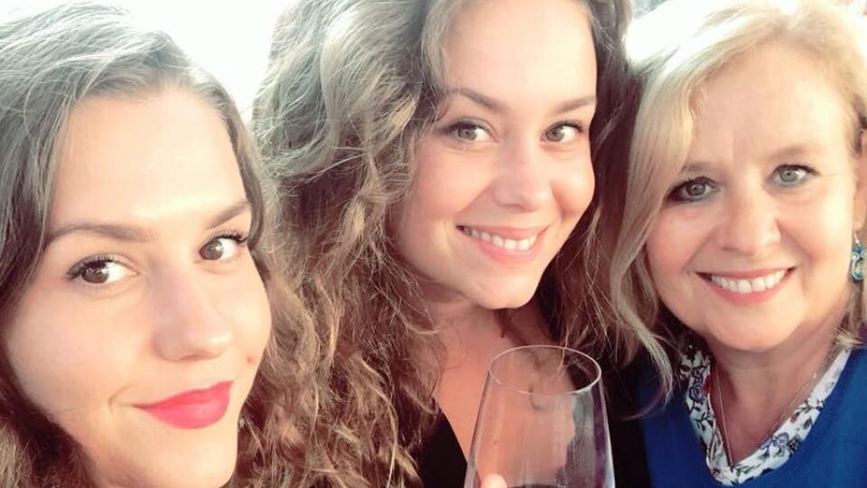 Dominika Kavaschová s mamou a sestrou.