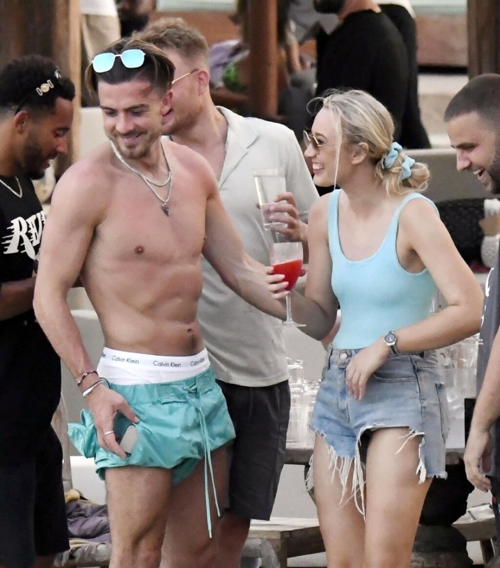Grealish chodil s plavkami spustenými na zadok. Pod nimi mal ešte aj slipy.