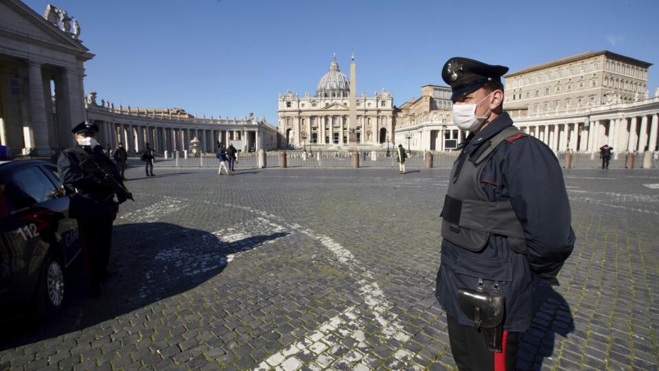 MIK 13 Rím - Policajti s ochrannými rúškami hliadkujú na prázdnom Námestí sv. Petra vo Vatikáne 11. marca 2020. FOTO TASR/AP

Carabineri (Italian paramilitary police officers) patrol an empty St. Peter's Square at the Vatican, Wednesday, March 11, 2020. Pope Francis held his weekly general audience in the privacy of his library as the Vatican implemented Italyâ€™s drastic coronavirus lockdown measures, barring the general public from St. Peterâ€™s Square and taking precautions to limit the sprea