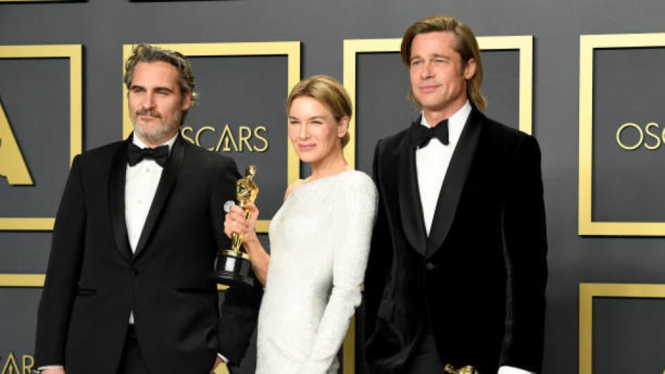 Vítazi Oscarov 2020, zľava: Joaquin Phoenix (NAJ herec v hlavnej úlohe), Renee Zellweger (NAJ herečka v hlavnej úlohe) a Brad Pitt (NAJ herec vo vedľajšej úlohe).