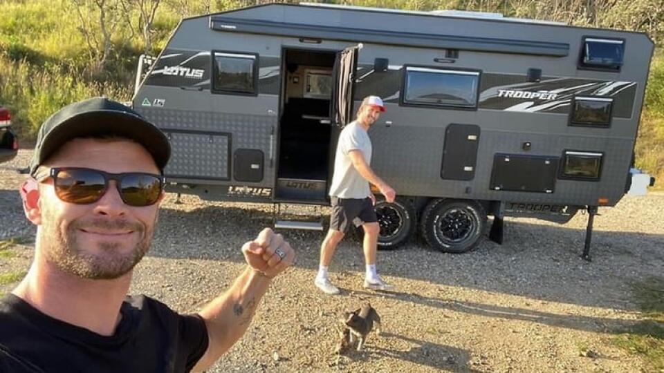 Chris Hemsworth a jeho karavan.